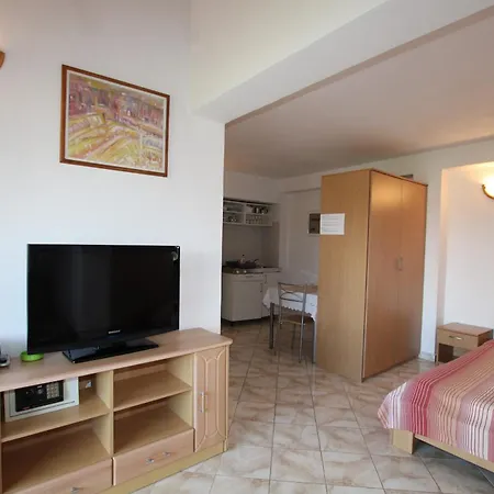 Apartments Sunny Flower Appartamento Funtana