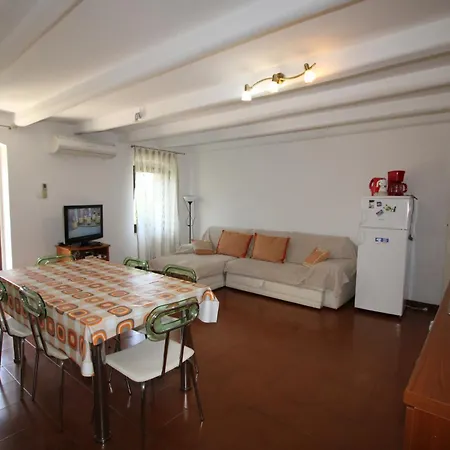 Apartments Sunny Flower Appartamento Funtana