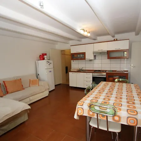 Apartments Sunny Flower Appartamento Funtana